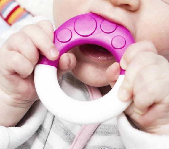 Μωρό μασάει παιχνιδάκι για τα δόντια του