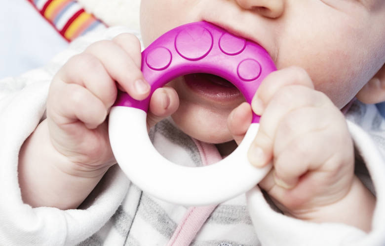 Μωρό μασάει παιχνιδάκι για τα δόντια του