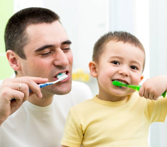παιδί βουρτσίζει δόντια