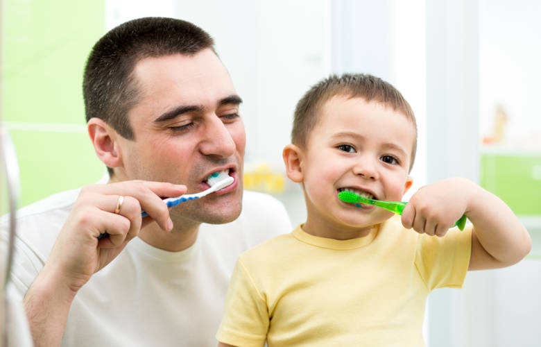 παιδί βουρτσίζει δόντια