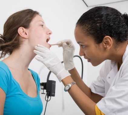 Λιθίαση αμυγδαλών: Τι είναι και γιατί προκαλεί κακοσμία στόματος!