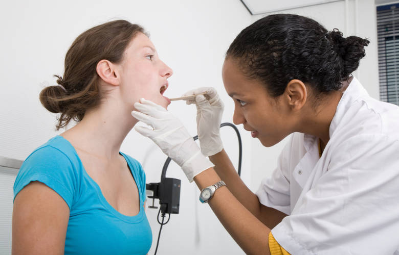 Λιθίαση αμυγδαλών: Τι είναι και γιατί προκαλεί κακοσμία στόματος!