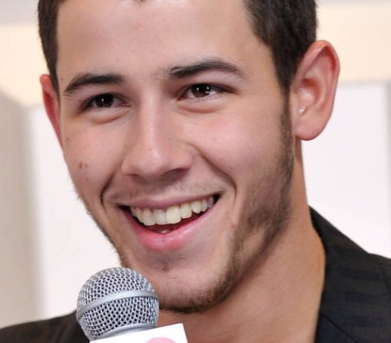 Ο τραγουδιστής Nick Jonas έχει...τρία μπροστινά δόντια!