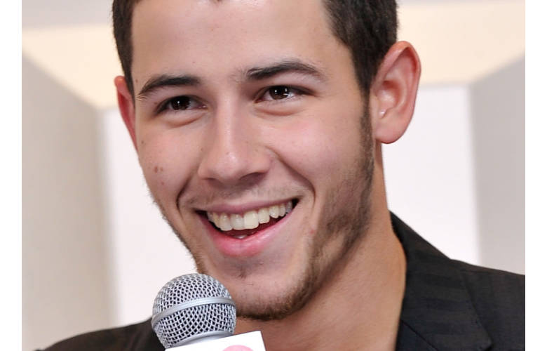 Ο τραγουδιστής Nick Jonas έχει...τρία μπροστινά δόντια!