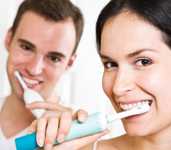Γιατί βουρτσίζουμε τα δόντια μας το πρωί;
