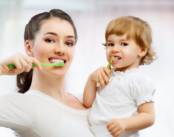 Πώς να βουρτσίσετε τα δόντια του παιδιού σας σε 30''! (ΒΙΝΤΕΟ)