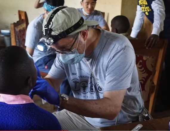 Μπράβο! Φοιτητές της οδοντιατρικής σε αποστολή στην Κένυα