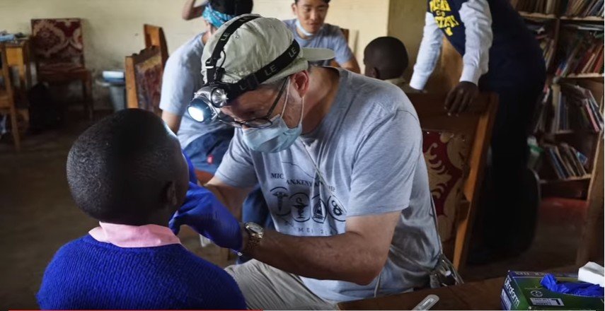 Μπράβο! Φοιτητές της οδοντιατρικής σε αποστολή στην Κένυα