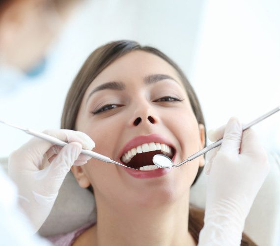 5 λόγοι γιατί πρέπει να κάνεις τακτικό καθαρισμό στα δόντια!