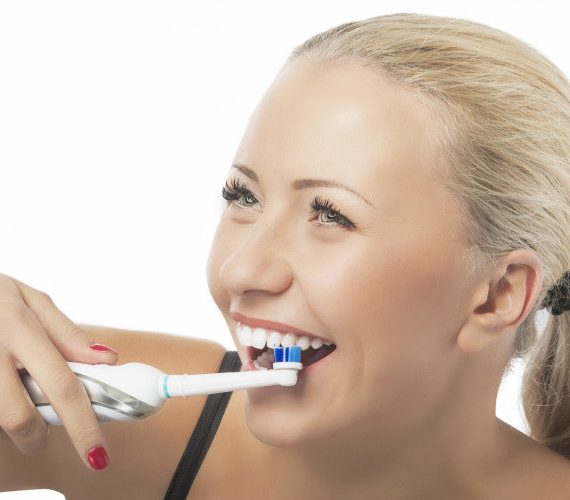 Νέα οδοντόβουρτσα βάζει τέλος στο οδοντικό νήμα!