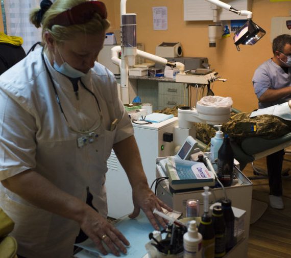 Οι εθελοντές οδοντίατροι στην πρώτη γραμμή του πολέμου της Ουκρανίας
