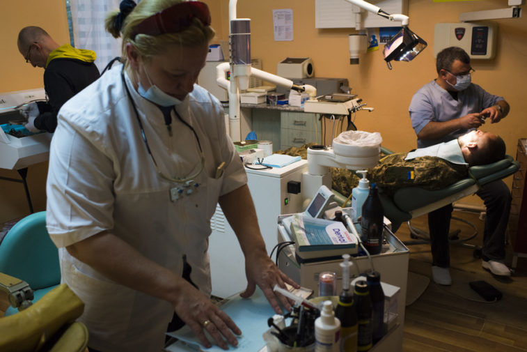 Οι εθελοντές οδοντίατροι στην πρώτη γραμμή του πολέμου της Ουκρανίας