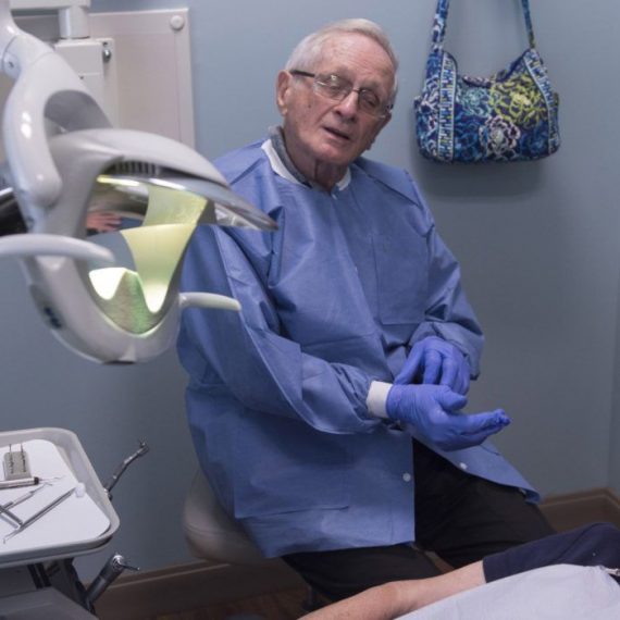 Οδοντίατρος 93 χρονών συνεχίζει να φροντίζει χαμόγελα!
