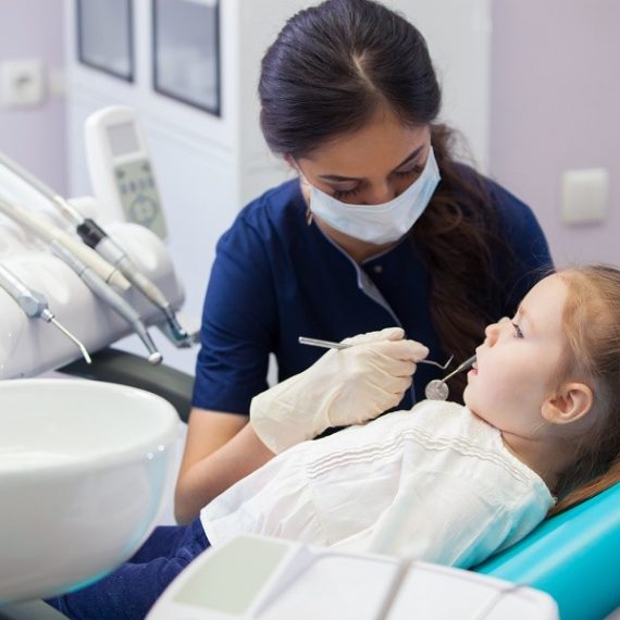 Μικρά παιδιά εξάγουν δόντια γιατί δεν πάνε στον οδοντίατρο