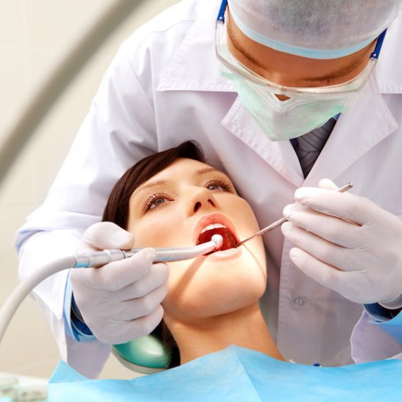 Νέα έρευνα μελετά τις στάσεις σώματος των οδοντιάτρων εν ώρα εργασίας