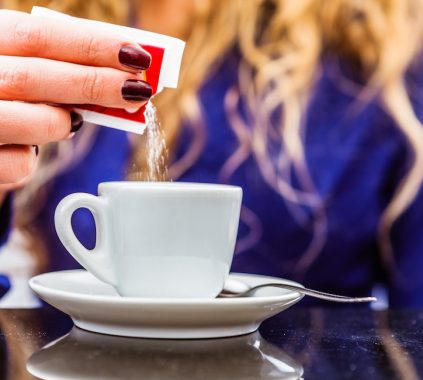 Η πρόσληψη καφεΐνης μπορεί να προκαλέσει μεγαλύτερη επιθυμία για ζάχαρη!