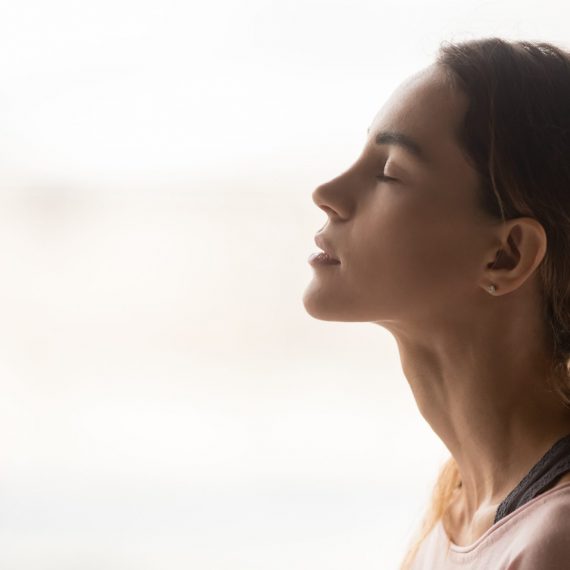 5 αναπνευστικές ασκήσεις για τις κρίσιμες στιγμές